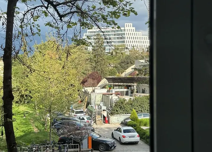 In Blloku In Front Of Taiwan 公寓 *